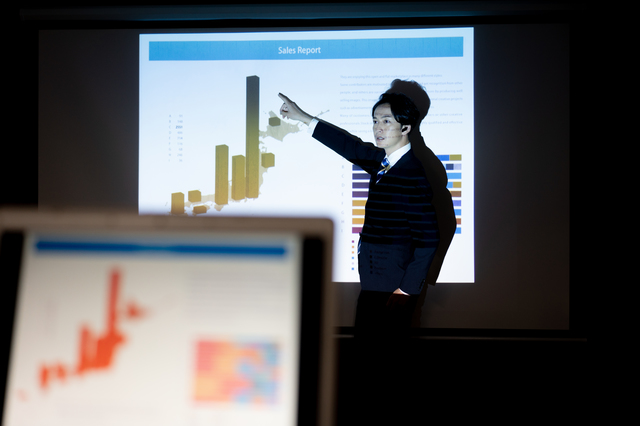 プロジェクターを使ってプレゼンをしている様子