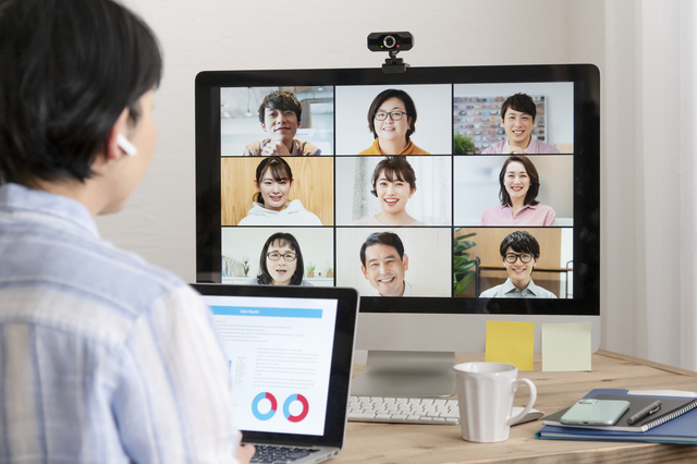 モニターで会議をする人